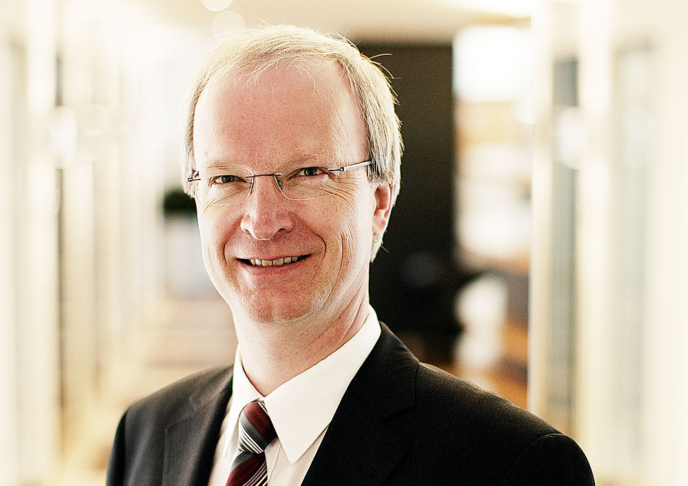 2/9 Photographer Daniel Gieseke shows various portraits for business reports and public relations